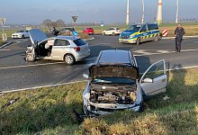 Im Einmündungsbereich der Straße Im Knick auf die Bundesstraße 64 kollidierten zwei Fahrzeuge. Dabei wurden beide Fahrer verletzt. - Ralph Meyer