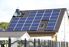 Photovoltaikmodule auf einem Dach - Nestor Bachmann/dpa-tmn