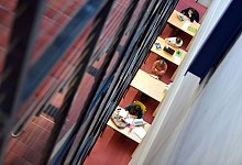 Lernen in der Bibliothek - Felix K&auml;stle/dpa-tmn/dpa