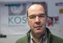 Michael Gabriel, Leiter der Koordinationsstelle Fanprojekte (KOS), steht in seinem B&uuml;ro. - Frank Rumpenhorst/dpa