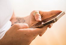 Frau mit Smartphone - Christin Klose/dpa-tmn