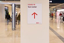 Corona-Test f&uuml;r Reisende - Foto: Paul Zinken/dpa