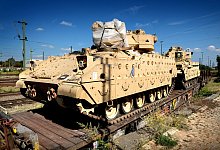 Hinter dem M&ouml;belhaus Porta stehen derzeit zwei beige lackierte Panzer. Die Bundeswehr gibt sich auf Nachfrage dazu bedeckt. - Andreas Fr&uuml;cht