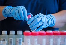 Eine Person in einem Labor - Klaus-Dietmar Gabbert/dpa-tmn