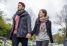 Paar geht gemeinsam spazieren - Christin Klose/dpa-tmn