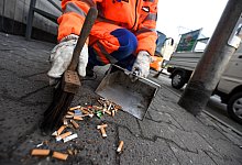 Zigarettenkippen auf dem Gehweg - Fabian Sommer/dpa