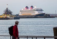 Das Kreuzfahrtschiff &laquo;Disney Dream&raquo; l&auml;uft in Hamburg ein - Bodo Marks/dpa