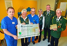 spendenubergabe-auf-der-kinderstation-vl-joachim-vollmut-monika-hohmeier-dr-ulrich-wunderle-carola-shiba-ralf-klockenkamper-und-herbert-hohmeier - Nicole Ellerbrake