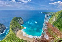 Bau von Aufzug an Traumstrand auf Bali gestoppt - Putu Utami/dpa