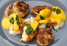 Maishähnchenbrust mit Blumenkohl und Safran-Kardamom-Sauce - Andreas Drouve/dpa-tmn