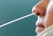 Einem Jugendlichen wird ein Nasenabstrich f&uuml;r einen Corona-Test entnommen. - Philipp von Ditfurth/dpa/Symbolbild