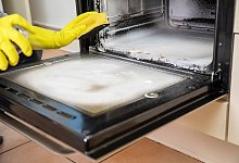 Auf waagerechten Fl&auml;chen im Ofen h&auml;lt der Schaum meist besser - auf senkrechten Fl&auml;chen sollte man weniger Backofenreiniger verspr&uuml;hen. - Christin Klose/dpa-tmn