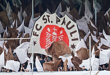 Fans des FC St. Pauli - Uwe Anspach/dpa