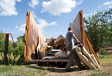 Jemand entsort seinen Sperrmüll in einem Container - Florian Schuh/dpa-tmn