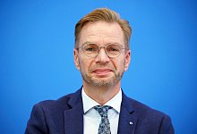 Steuerzahlerbund: Beamtenstatus auf den Prüfstand stellen - Joerg Carstensen/dpa