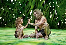 Alexander Klaws fliegt mit Sohn Lenny durch den Dschungel - Johan Persson/Stage Entertainment/dpa