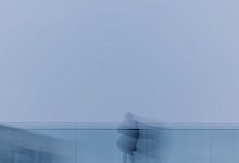 Eine Person steht allein in einer Innenstadt - Rolf Vennenbernd/dpa/dpa-tmn