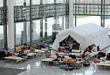 &Uuml;bernachtung am Flughafen - Foto: Tobias Hase/dpa