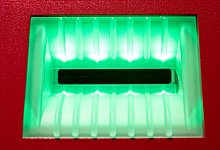 Gr&uuml;n leuchtender Kartenschlitz eines Geldautomaten - Christian Charisius/dpa/dpa-tmn