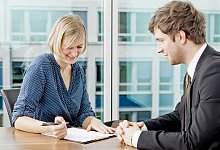 Ein Mann und eine Frau in einem Mitarbeitergespräch - Monique Wüstenhagen/dpa-tmn