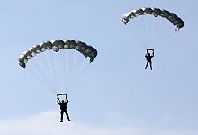 Fallschirmspringen - Bernd W&uuml;stneck/dpa-Zentralbild/dpa