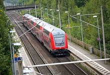 Ein Regionalzug der Deutschen Bahn f&auml;hrt durch einen Bahnhof. - Jonas Walzberg/dpa/Symbolbild