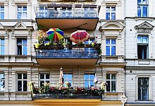 Blick auf Balkons an einem Altbau - Bernd Diekjobst/dpa-tmn