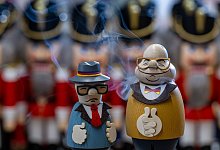 Honecker und Kohl als R&auml;ucherfiguren - Hendrik Schmidt/dpa