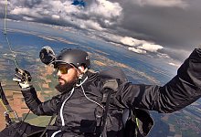 Paraglider Marlon Jonat aus Salzkotten filmt seine Fl&uuml;ge mit dem Gleitschirm aus bis zu drei Perspektiven. - Marlon Jonat