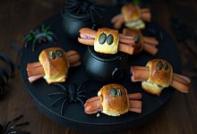 Würstchenspinnen für Halloween - Mareike Pucka/biskuitwerkstatt.de/dpa-tmn