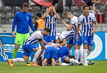 Herthas Spieler feiern mit dem Torschützen Marco Richter (M) seinen Treffer zum 2:1. - Andreas Gora/dpa