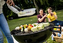 Eine Frau grillt Gem&uuml;sespie&szlig;e - Christin Klose/dpa-tmn