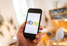 Ebay-Logo auf Smartphone-Screen - Zacharie Scheurer/dpa-tmn