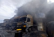 Ausgebrannte Lastwagen - Foto: Uncredited/Hellenic Fire Service/AP/dpa