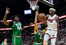 Jimmy Butler (r) f&uuml;hrte seine Heat zum Sieg in Spiel eins gegen Boston. - Lynne Sladky/AP/dpa