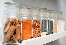 Gewürze stehen in einem Regal - Andrea Warnecke/dpa-tmn