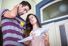 Ein Paar erhält schlechte Nachrichten per Post - Christin Klose/dpa-tmn/dpa