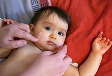 Paraffine in Wind- und Wettercremes f&uuml;r Kinder - Foto: Mascha Brichta/dpa-tmn