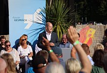 Im Gespr&auml;ch: Der Bundeskanzler stellt sich bei einem B&uuml;rgerdialog im Strandsalon an der Trave den Fragen von B&uuml;rgerinnen und B&uuml;rgern. - Christian Charisius/dpa