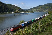 Sch&ouml;n und sanierungsbed&uuml;rftig: die rechtsrheinische Bahnstrecke - Arne Dedert/dpa