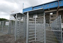 Gewaltt&auml;tige Fans des VfB Stuttgart sollen versucht haben, die Kontrollen des Arminia-Ordnungsdienstes im G&auml;stezugang vor der Sch&uuml;co Arena zu &uuml;berrennen. - Archivfoto: Andreas Fr&uuml;cht