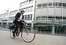 Auf dem Rad - Tobias Hase/dpa-tmn