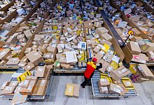 Paketzusteller sortiert in einer Zustellbasis Pakete - Rolf Vennenbernd/dpa/dpa-tmn