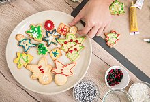 Verzierte Pl&auml;tzchen leigen auf einem Teller - Christin Klose/dpa-tmn