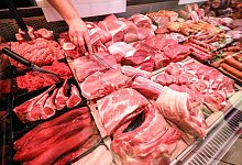 Unverpacktes Fleisch in einer Theke - Jan Woitas/dpa-Zentralbild/dpa-tmn