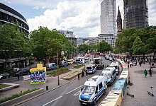 Auto f&auml;hrt in Berlin in Menschenmenge - Foto: Fabian Sommer/dpa