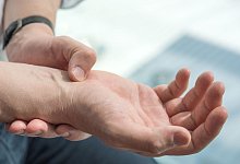 Kribbelnde Finger? - Karolin Kr&auml;mer/dpa-tmn/dpa