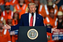 US-Präsident Trump besucht Stahlwerk - David Dermer/AP/dpa