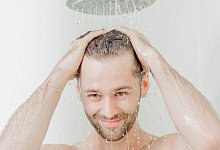 Mann steht unter einer Dusche - Monique Wüstenhagen/dpa-tmn