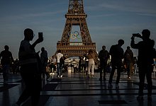 Olympische Ringe am Eiffelturm - Aurelien Morissard/AP/dpa